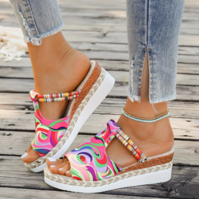 Delyth™ – Stilfulde & Farverige Kilesandaler