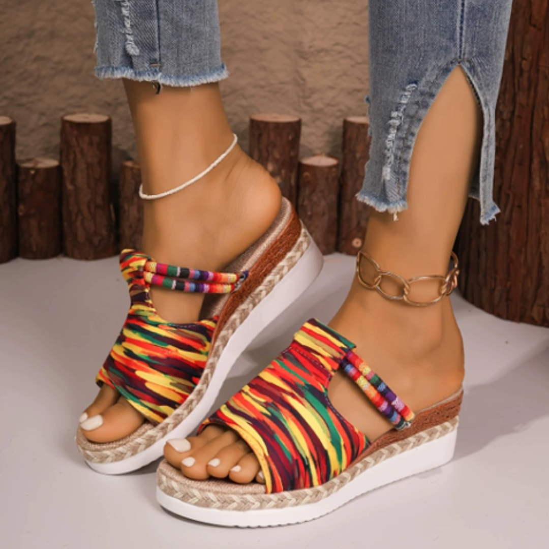 Delyth™ – Stilfulde & Farverige Kilesandaler