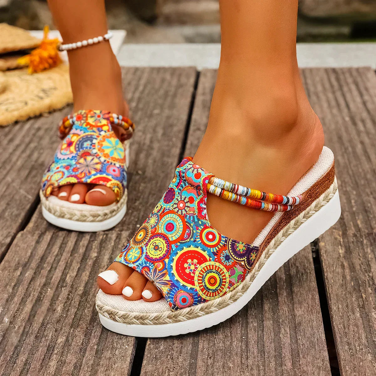 Delyth™ – Stilfulde & Farverige Kilesandaler
