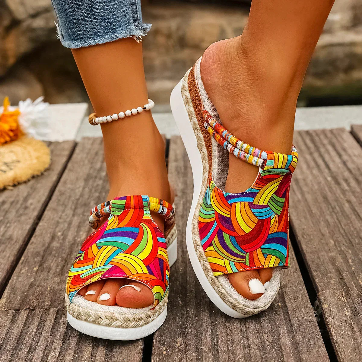 Delyth™ – Stilfulde & Farverige Kilesandaler