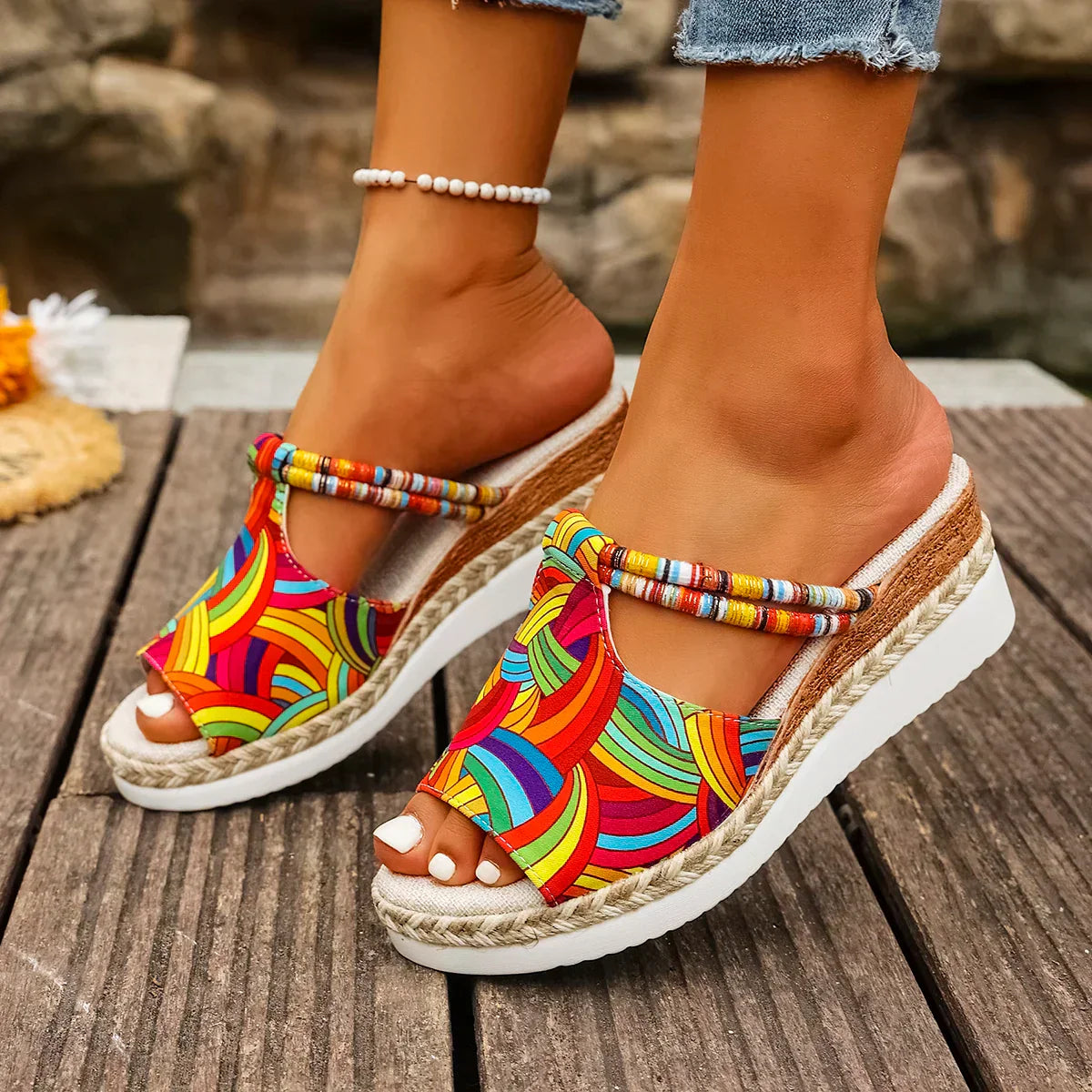 Delyth™ – Stilfulde & Farverige Kilesandaler