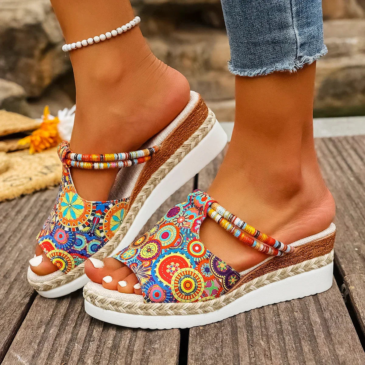 Delyth™ – Stilfulde & Farverige Kilesandaler