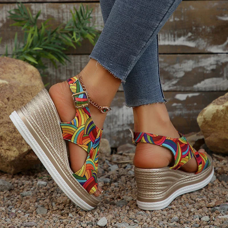 Delyth™ – Stilfulde & Farverige Kilesandaler